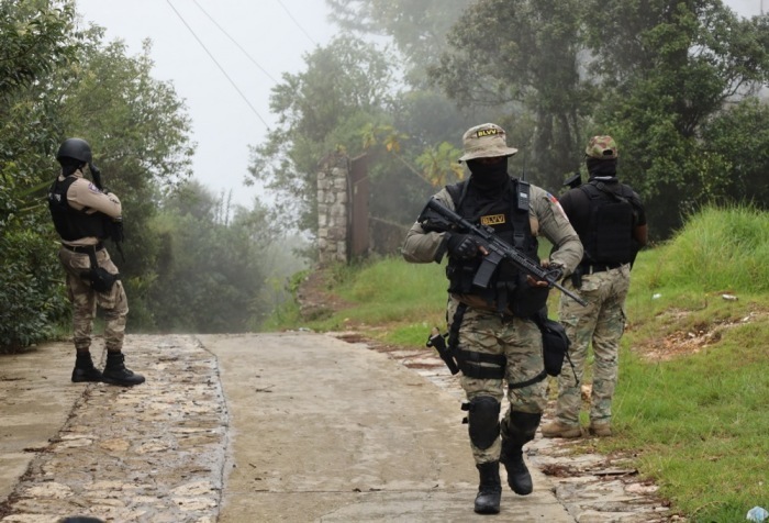 Polizisten patrouillieren nach einem Angriff einer bewaffneten Bande in Kenscoff nahe Port-au-Prince. Foto: epa/Patrice Noel