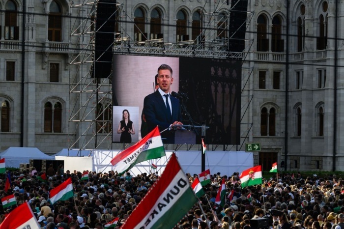 Péter Magyar wird während einer Veranstaltung der Tisza-Partei auf dem Kossuth-Platz vor dem Parlament in Budapest auf einer Leinwand gezeigt. Foto: epa/Tamas Vasvari