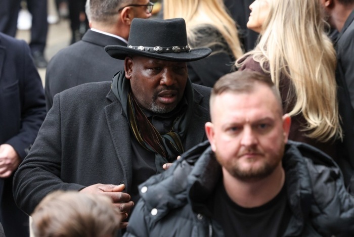 Boxer Derek Chisora nimmt Abschied bei der Trauerfeier für Ricky Hatton in der Kathedrale von Manchester. Foto: epa/Adam Vaughan
