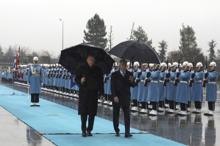 Recep Tayyip Erdogan (r), Präsident der Türkei und Sauli Niinistö, Präsident von Finnland, gehen während einer Begrüßungszeremonie am Präsidentenpalast mit Regenschirmen an einer Ehrengarde vorbei. Foto: Burhan Ozbilici/Ap
