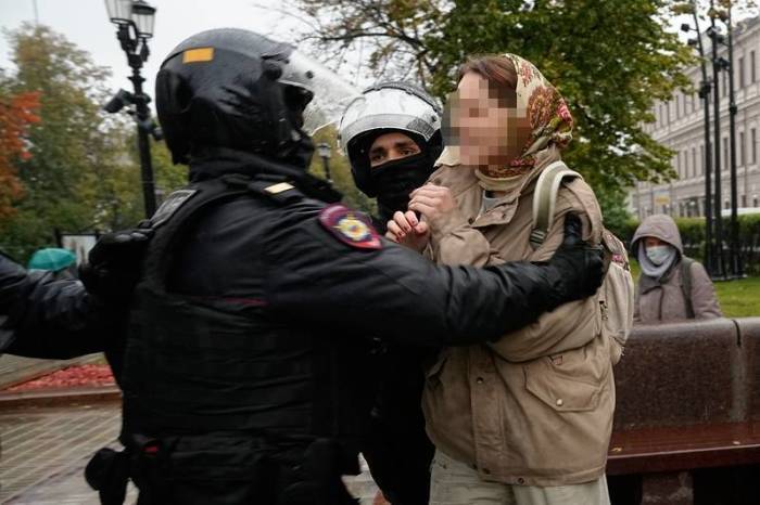 Polizisten halten eine Frau fest während einer Demonstration gegen die Teilmobilisierung in Moskau. Foto: Uncredited/Ap/dpa
