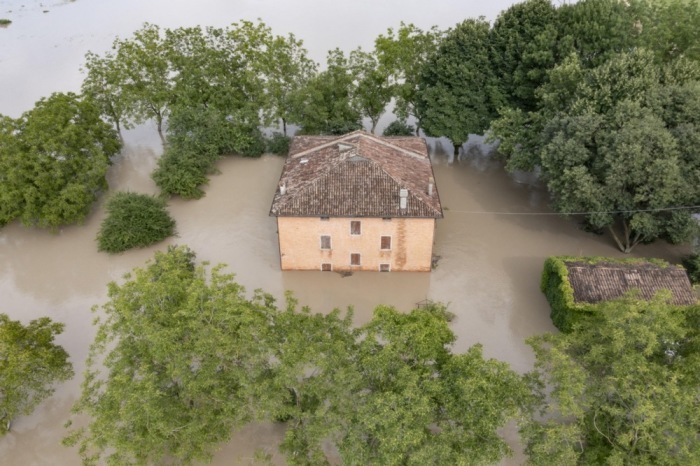 Eine Luftaufnahme eines vom Hochwasser des Secchia-Flusses in Modena betroffenen Gebiets. Foto: epa/Michele Lapini