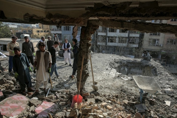 Menschen begutachten in Kabul ein bei mutmaßlichen pakistanischen Luftangriffen zerstörtes Gebäude neben einer Schule. Foto: EPA/Samiullah Popal