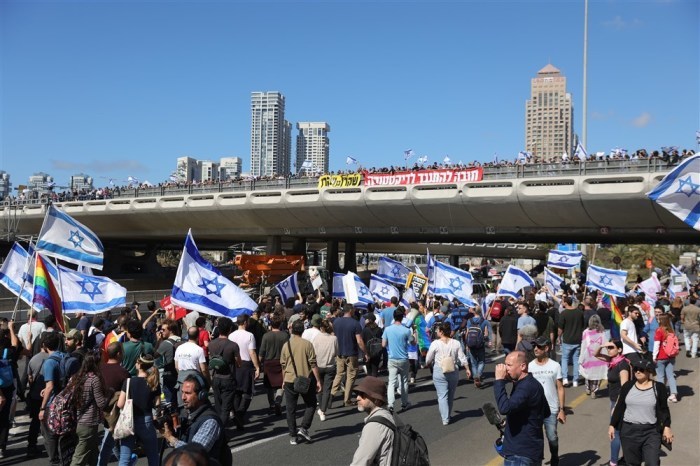 Demonstranten blockieren die Ayalon-Hauptstraße während einer Demonstration gegen die von der Regierung geplante Justizreform in Tel Aviv. Foto: epa/Abir Sultan