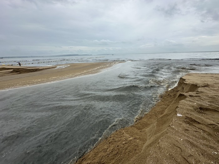 Die starke Strömung hat den erst kürzlich aufgeschütteten Sand ausgewaschen und einen tiefen Graben am Strand hinterlassen. Bild: TMN.TV