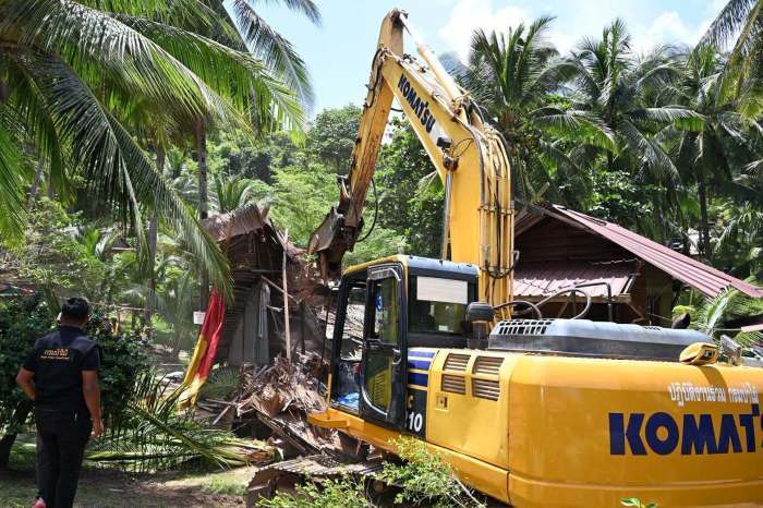 Ein Bagger beginnt mit dem Abriss eines illegal errichteten Gebäudes im Waldschutzgebiet am Nui Beach auf Phuket. Bild: Department of National Parks, Wildlife and Plant Conservation (DNP)