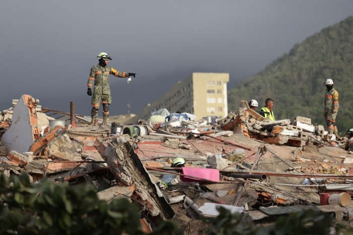 Mexikanische Rettungskräfte arbeiten an einem eingestürzten Gebäude in La Guaira, Venezuela. Foto: epa/Ronald Pena R