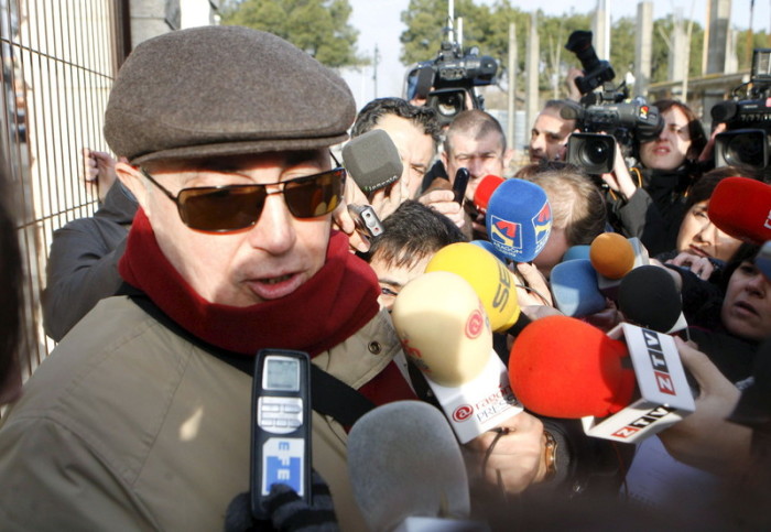 Der ehemalige Generaldirektor der spanischen Guardia Civil, Luis Roldan, spricht mit der Presse in Zaragoza, Nordostspanien, nachdem er am 19. März 2010 die Haftentlassungspapiere unterzeichnet hat. Foto: epa/Javier Cebollada