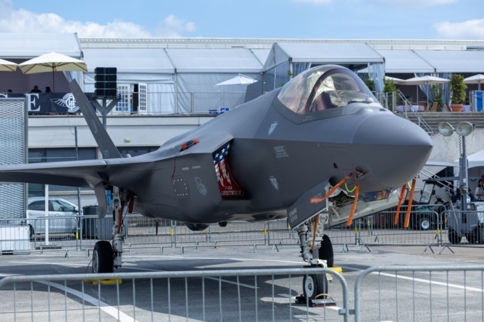 Ein in den USA hergestellter Kampfflugzeug der Generation F-35A Lightning II ist ausgestellt. Foto: EPA/Christophe Petit Tesson