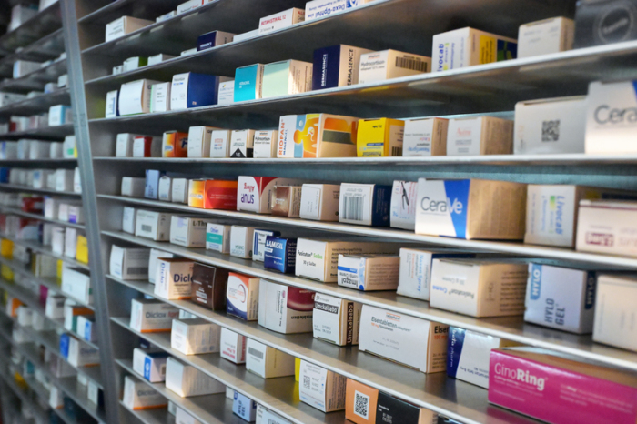 Medikamente lagern in den Regalen einer Apotheke in München. Arzneimittelpreise stehen zunehmend im Fokus internationaler Handels- und Gesundheitsdebatten. Foto: dpa/Malin Wunderlich