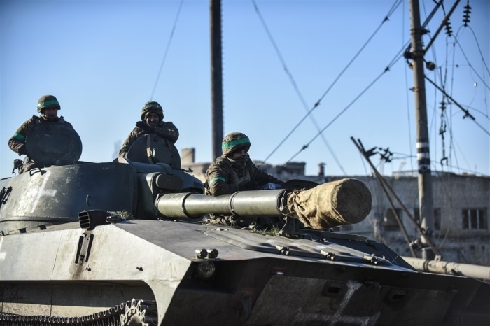 Ukrainische Truppen in der Region Donezk. Foto: epa/Oleg Petrasyuk