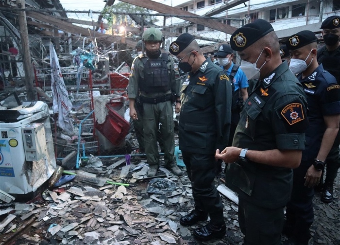 Thailands Nationaler Polizeichef Damrongsak Kittiprapas (M.) inspiziert den Explosionsort nach einem Autobombenanschlag auf ein Gebäude, in dem Polizeibeamte untergebracht sind. Foto: epa/Royal Thai Police