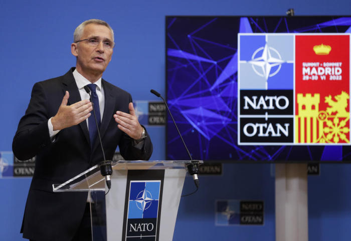 NATO-Chef Stoltenberg hält vor dem Gipfel in Madrid eine Pressekonferenz ab. Foto: epa/Olivier Hoslet