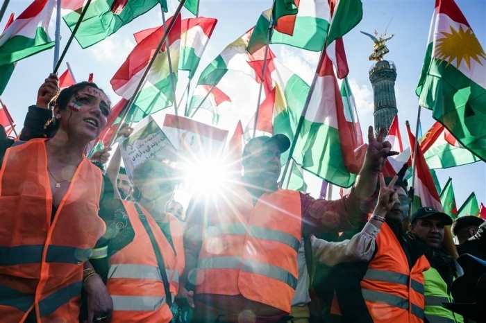 Demonstrierende halten Fahnen während einer Solidaritätskundgebung mit den iranischen Protesten nach dem Tod von Mahsa Amini. Foto: epa/Clemens Bilan