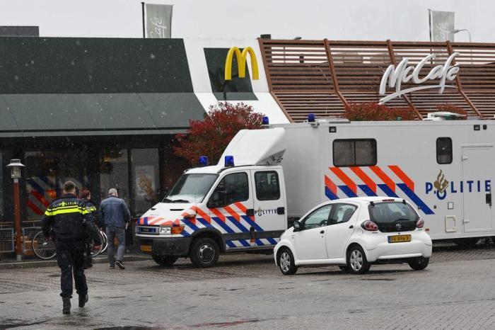 Zwei Tote bei tödlicher Schießerei in Fastfood-Filiale in Zwolle. Foto: epa/Vincent Jannink