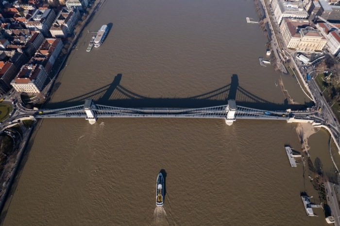 Die Donau tritt an der Kettenbrücke in der Budapester Innenstadt über die Ufer und überflutet sie. Foto: epa/Wu Hao