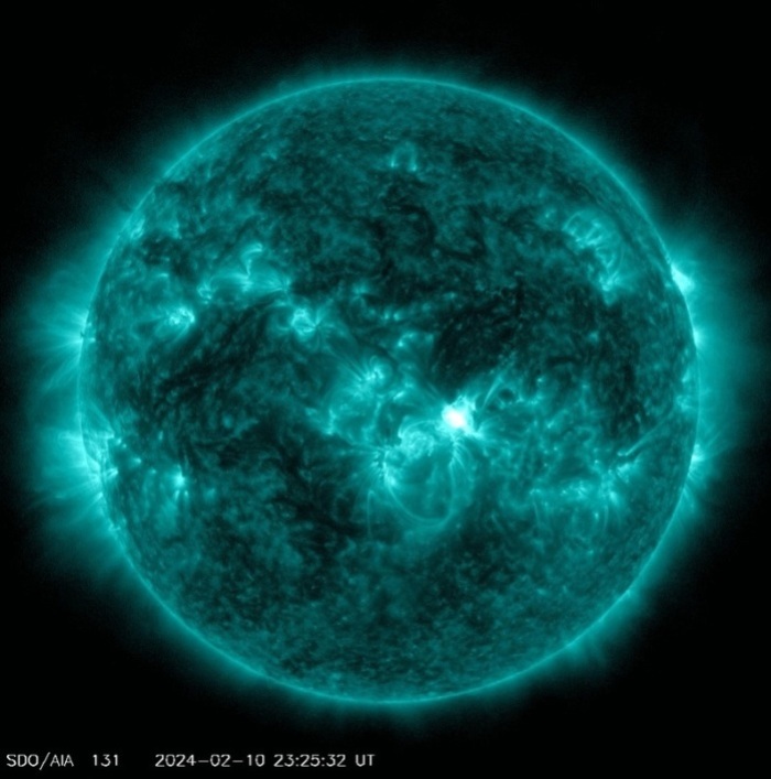 Die Sonne hat in der Nacht zum Sonntag (11.02.2024) eine starke Sonneneruption ausgesandt (bestmögliche Qualität). Foto: --/Nasa/spaceweather.com/dpa