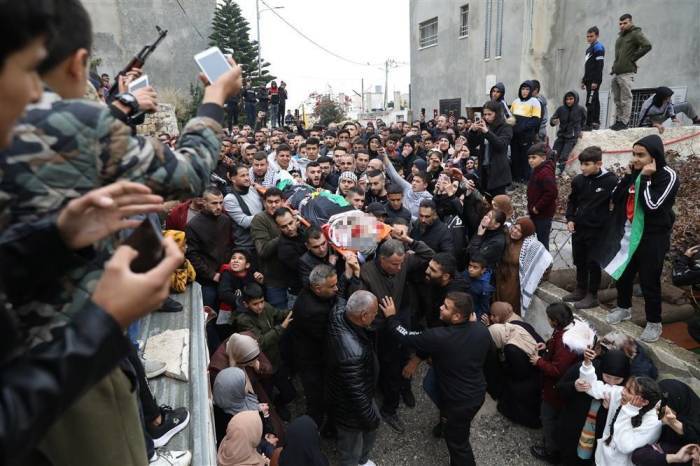Die Palästinenser nehmen an der Beerdigung der Brüder Jawad und Thafer Al-Remawi im Dorf Beit Rema nahe der Stadt im Westjordanland teil. Foto: epa/Alaa Badarneh
