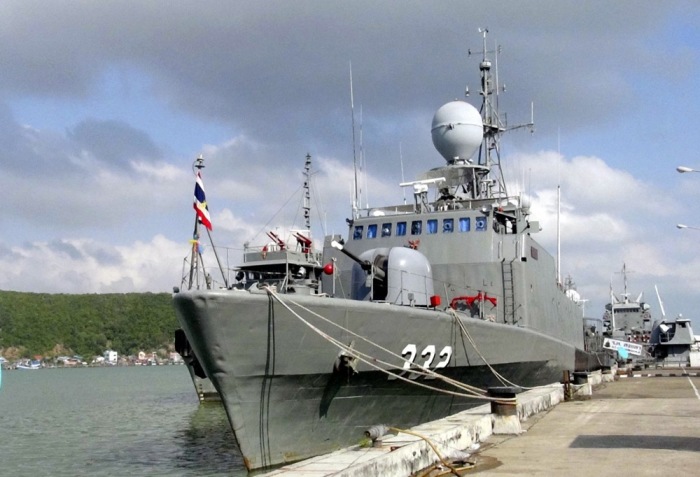 Ein Foto zeigt ein Patrouillenschiff der thailändischen Marine, das auf einem Stützpunkt der Royal Navy in der südthailändischen Provinz Songkhla ankert. Foto: EPA/Str Thailand Out