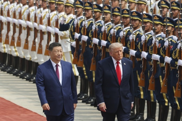 Xi Jinping und US-Präsident Donald Trump schreiten bei der offiziellen Begrüßung im Großen Saal des Volkes die Ehrengarde ab. Foto: epa/Maxim Shemetov