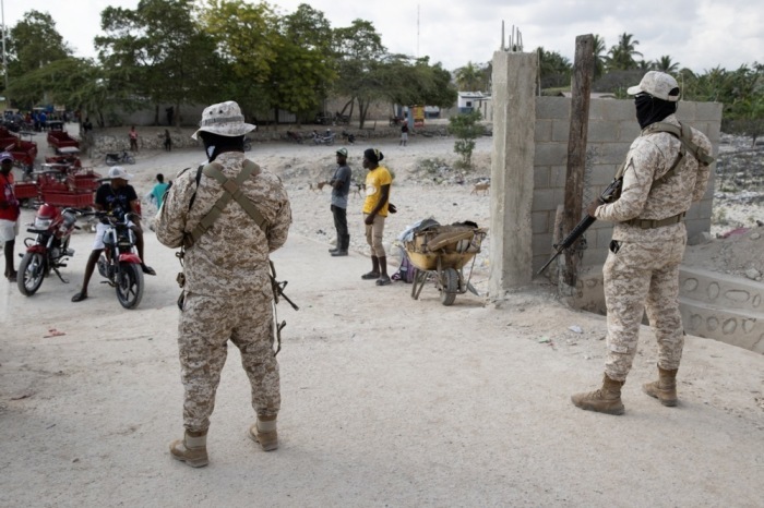 Soldaten der Dominikanischen Republik bewachen die Grenzmauer in Pedernales. Foto: epa/Orlando Barria AcompaÑa CrÓnica
