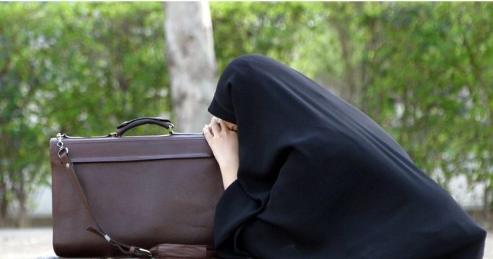 Eine iranische Studentin ruht sich in einem Park in Teheran aus. Foto: EPA/Abedin Taherkenareh