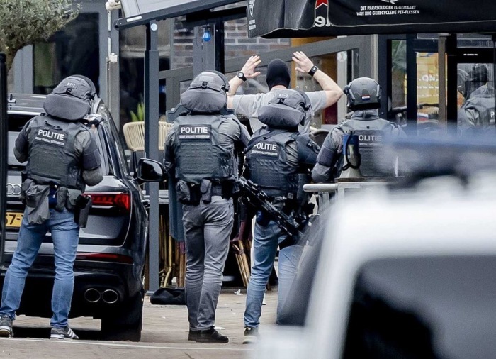 Die Polizei nimmt einen Mann während einer Geiselnahme in der niederländischen Stadt Ede fest. Foto: epa/Remko De Waal