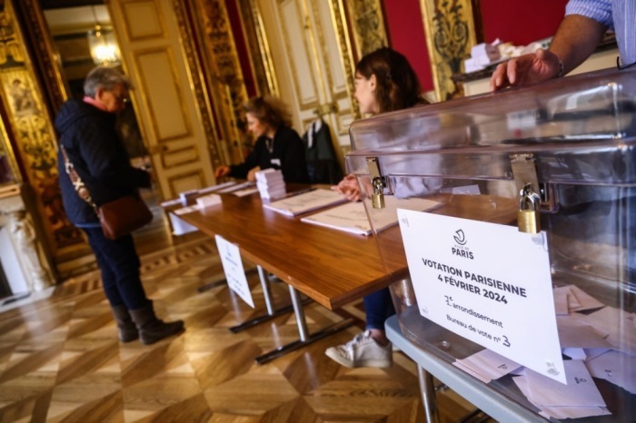In Paris findet eine öffentliche Abstimmung über höhere Parkgebühren für SUVs statt. Foto: epa/Mohammed Badra