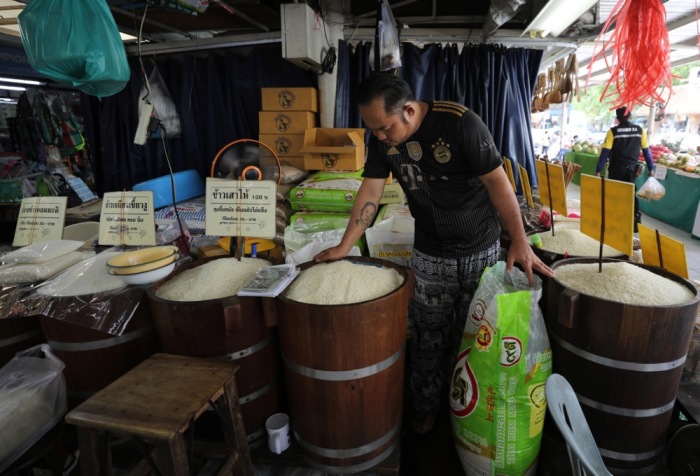 Reishändler in Bangkok. Foto: epa/Narong Sangnak