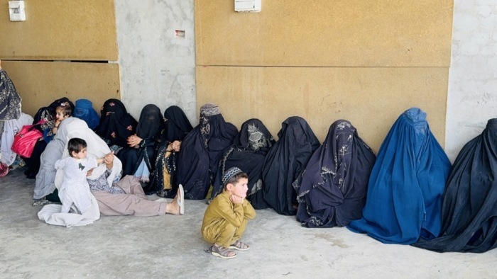 Afghanische Staatsangehörige warten in einem Transitzentrum an der Grenze bei Chaman auf ihre Rückkehr nach Afghanistan. Foto: Akhter Gulfam/epa
