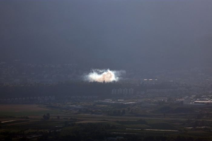 Aus einer israelischen Grenzstadt steigt Rauch auf, der von einer aus dem Südlibanon abgefeuerten Rakete herrührt, von Israel aus gesehen. EPA-EFE/ATEF SAFADI