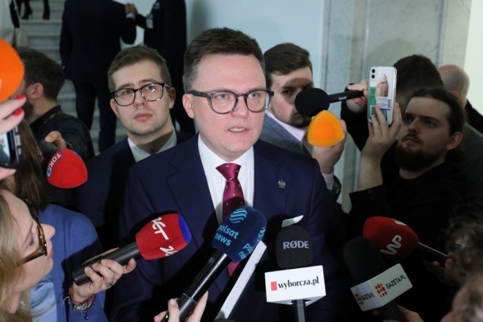 Der polnische Sejm-Sprecher Szymon Holownia (C) spricht mit Journalisten im polnischen Parlamentsgebäude in Warschau. Foto: epa/Pawel Supernak
