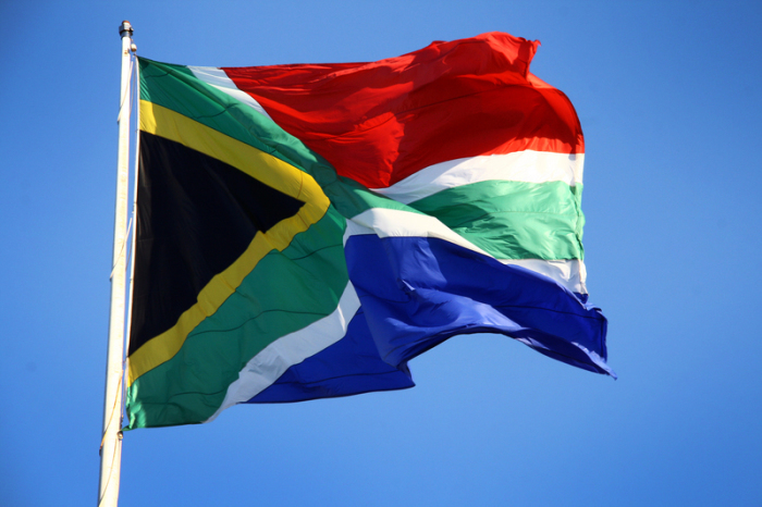 Die Flagge Südafrikas weht in Port Elizabeth. Das Land kämpft weiterhin mit einer hohen Gewaltkriminalität. Foto: dpa/Steffen Trumpf