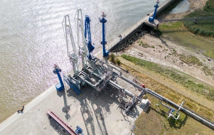 Löscharme und eine Pipeline sind an einem Terminal zum Entladen von Öl und Gas im Elbehafen zu sehen. Foto: Daniel Reinhardt/dpa