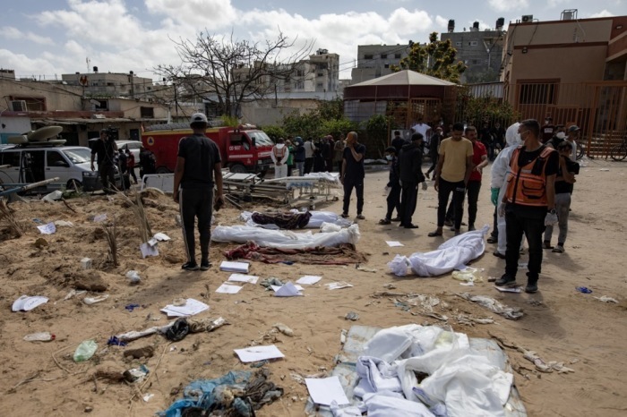 Mehrere Leichen aus dem Nasser-Krankenhaus in Gaza geborgen. Foto: epa/David Chan