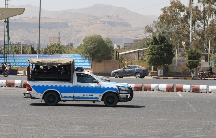 Soldaten der Houthi fahren auf einem Lastwagen, während sie auf einem Platz in Sana'a patrouillieren. Foto: epa/Yahya Arhab