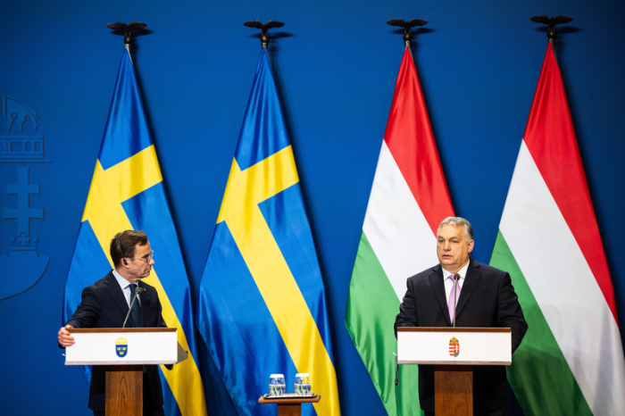 Der ungarische Ministerpräsident Viktor Orban (r) und der schwedische Ministerpräsident Ulf Kristersson nehmen an einer Pressekonferenz in Budapest teil. Foto: Marton Monus/dpa