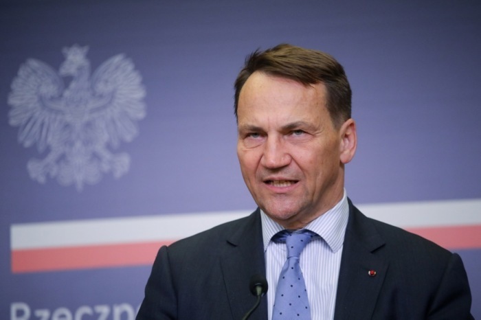 Der polnische Außenminister Radoslaw Sikorski spricht auf einer Pressekonferenz. Foto: epa/Albert Zawada