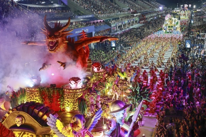 Mitglieder der Sambaschule Acadêmicos do Salgueiro treten am dritten Karnevalstag im Sambódromo von Rio auf. Foto: Andre Coelho/epa/dpa