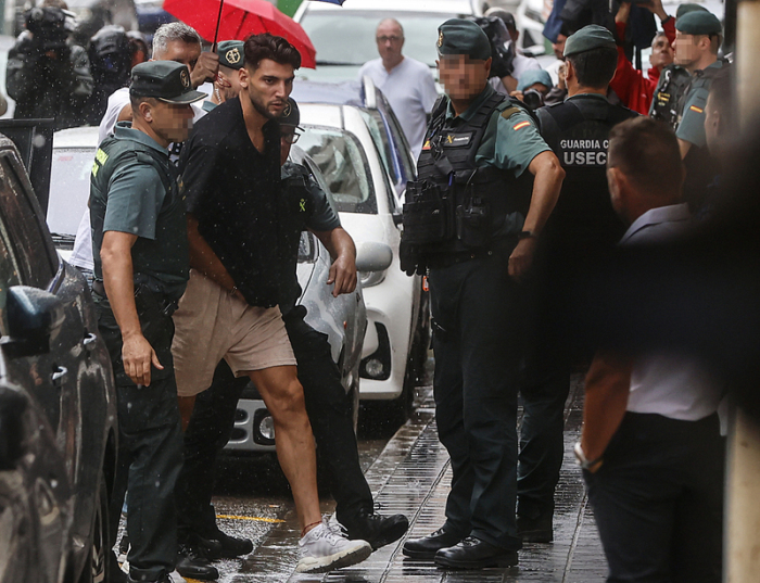 Der spanische Fußballprofi Rafa Mir wird in Valencia der Justiz vorgeführt. Gegen ihn lief ein Verfahren wegen sexueller Aggression, das nun mit einer Verurteilung endete. Foto: Rober Solsona/Europa Press/dpa.