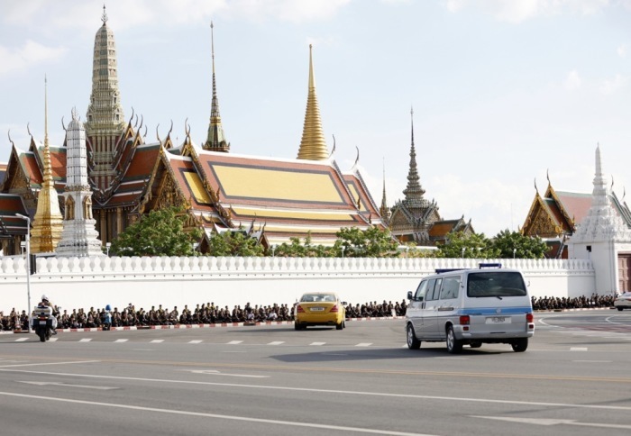 Der historische Volkswagen Caravelle T4 „James Bond“ erreicht im Rahmen der Trauerprozession den Bereich des Großen Palastes in Bangkok. Foto: epa/Rungroj Yongrit