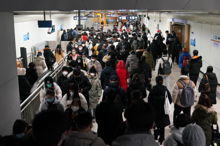 Zahlreiche Fahrgäste gehen während der morgendlichen Hauptverkehrszeit durch die U-Bahn-Station Hujialou. Foto: Ju Huanzong/Xinhua/dpa