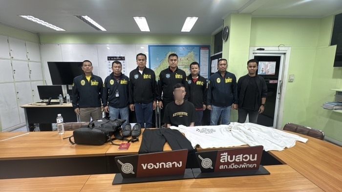 Ermittler der Pattaya City Police präsentieren den festgenommenen Verdächtigen sowie sichergestellte Beweismittel nach der Festnahme. Bild: TMN.TV