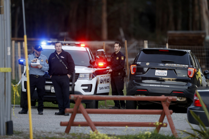 Beamte der San Mateo County Sheriffs und Mitarbeiter des Rettungsdienstes versammeln sich entlang einer Straße in der Nähe des Ortes, an dem mehrere Menschen erschossen aufgefunden wurde... Foto: Carlos Gonzalez/San Francisco Chronicle Via Ap/dpa