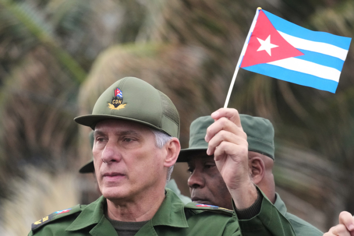 Miguel Díaz-Canel nimmt an einer Kundgebung vor der US-Botschaft in Havanna teil. Gegen den kubanischen Präsidenten haben die USA neue Sanktionen verhängt. Foto: AP/dpa/ramon Espinosa