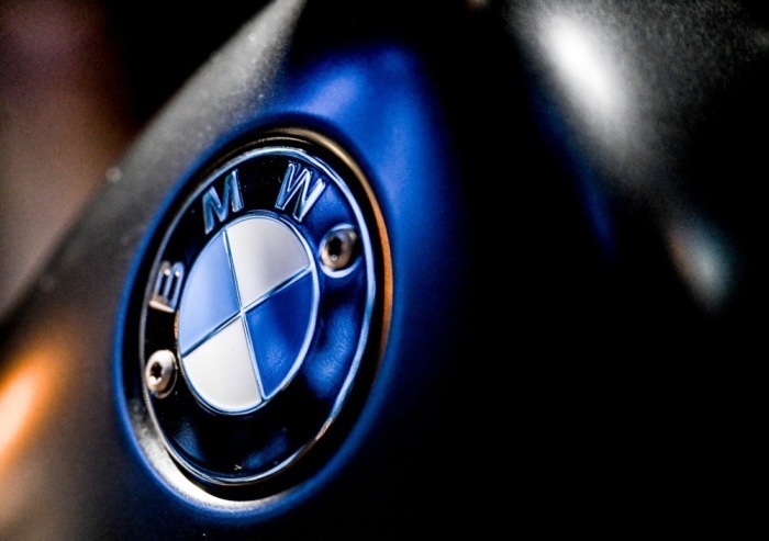 Der BMW Schriftzug bei der Eröffnung der BMW Motorrad Welt in Berlin Spandau. Foto: epa/Filip Singer