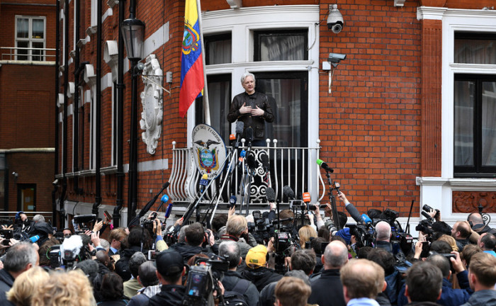  Julian Assange auf dem Balkon der Botschaft Ecuadors in London, Großbritannien. Foto: epa/Facundo Arrizabalaga