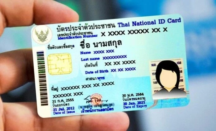 Eine Nahaufnahme zeigt einen thailändischen Personalausweis mit persönlichen Daten des Inhabers, Lichtbild und Sicherheitsmerkmalen wie Hologramm und Chip in der Hand. Foto: Opt News Online