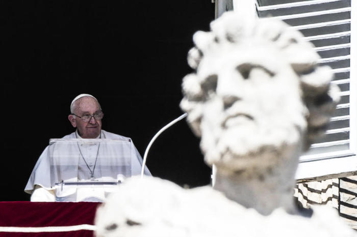 Das Angelusgebet von Papst Franziskus auf dem Petersplatz. Foto: epa/Angelo Carconi