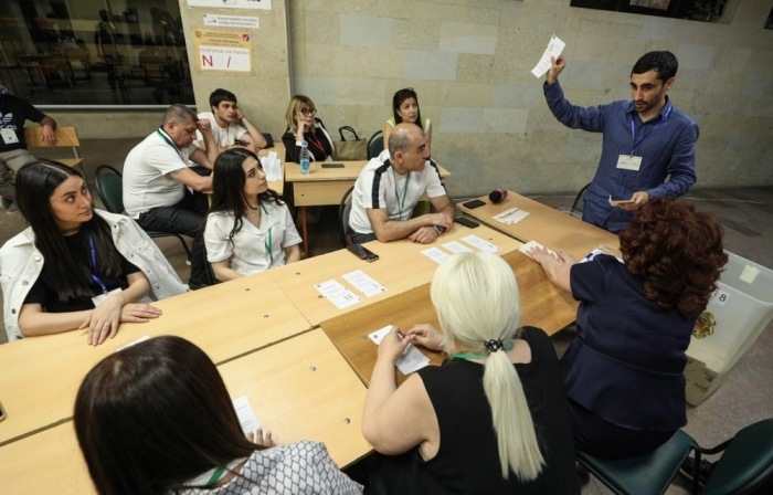 Wahlhelfer zählen Stimmen in einem Wahllokal in Jerewan während der Parlamentswahl in Armenien. Foto: EPA/Hayk Baghdasaryan/photolure